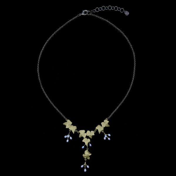 Wunderschöne Efeu Halskette mit rankendem Blättergeflecht aus handpatinierter Bronze und schimmernden Perlen: Jetzt versandkostenfrei im Perlenmarkt OnlineShop bestellen!