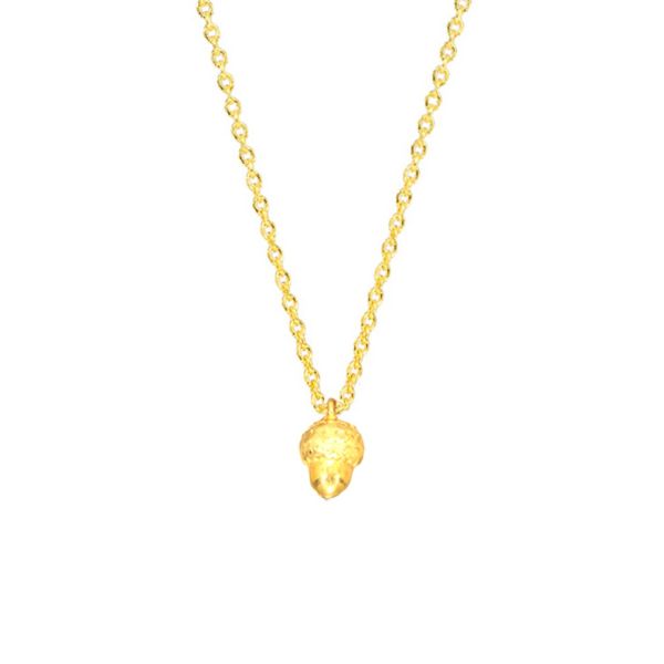 An einer feinen Gliederkette aus hängt ein ein einzelner Anhänger in Form einer der Natur nachgebildeten Eichel. Kette und Anhänger werden aus 14 Karat Gold (585) von Krinaki Jewelry in in eigener Werkstatt in Athen handgefertigt.