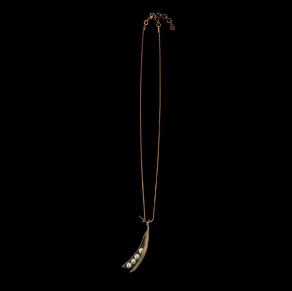 Diese verspielte Halskette von Michael Michaud aus handpatinierter Bronze hat eine zauberhafte Erbsenschote mit vier schimmernden Perlen als Anhänger. Die Halskette wartet schon im Perlenmarkt OnlineShop auf Dich! Jetzt entdecken!