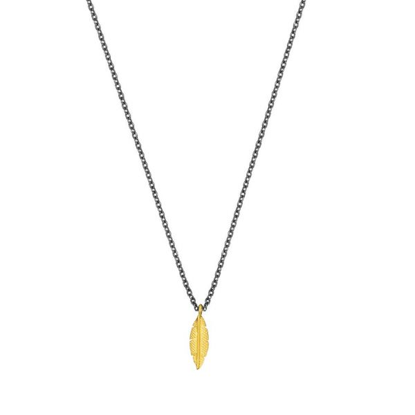 Diese wunderschöne, leichte Halskette von Krinaki Jewelry hat eine zauberhafte, goldene Feder als Anhänger und wartet schon im Perlenmarkt Onlineshop auf Dich! Jetzt entdecken!