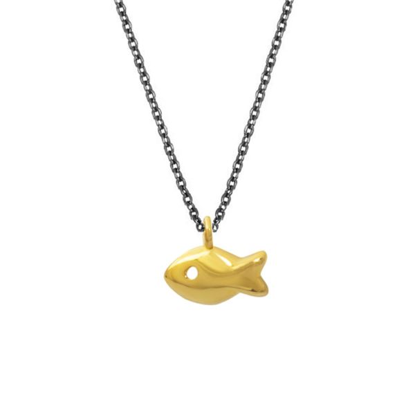 An dieser feinen, schwarzen Gliederkette hängt ein sympathischer, goldener Fisch. Die Öse sitzt zentral am Rücken des Fisches. Die Halskette wird aus 14 kt Gold in Athen handgefertigt