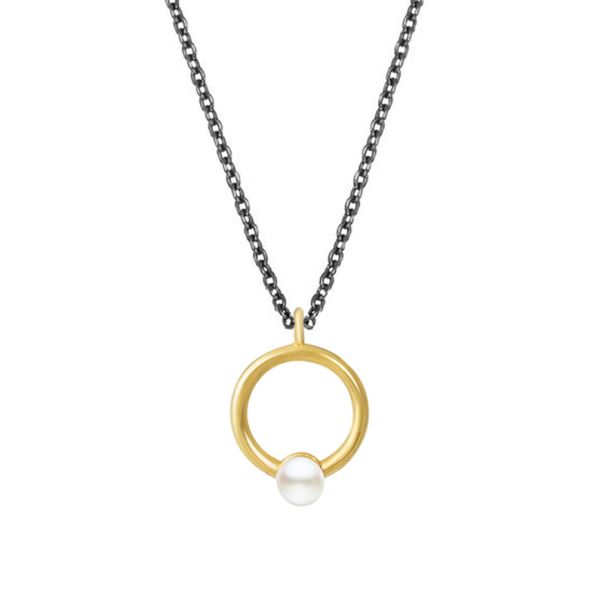 An einer feinen, schwarzen Gliederkette hängt ein eleganter Kreis-Anhänger, in dessen tiefstem Punkt eine schimmernder Perle eingesetzt wird. Der Anhänger wird aus 14 Karat Gold in Athen handgefertigt.
