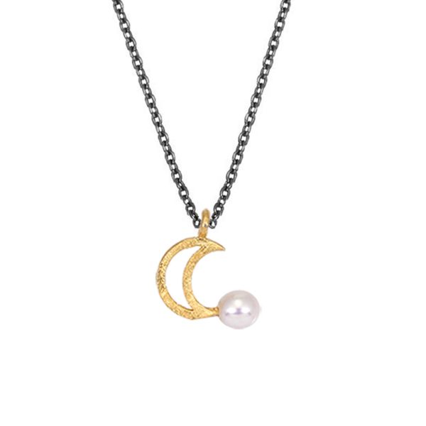 An der geschwärzten Gliederkette aus Sterling Silber hängt eine zauberhafte Mondsichel aus 14 kt. Gold, an deren unterer Spitze eine weiße Süßwasserperle angebracht ist. Das Schmuckstück wird in Athen handgefertigt.