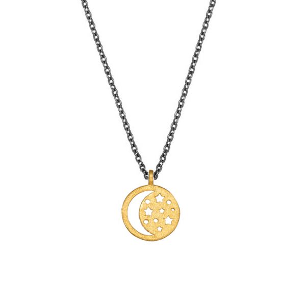 Die Gliederkette aus geschwärztem Silber hat einen wunderschönen Anhänger aus 14 kt Gold. Angelegt als Scheibe, ist auf der rechten Seite eine Mondsichel ausgespart. Komplementiert wird der Anhänger durch fein ausgestochene Sterne in der linken Hälfte.