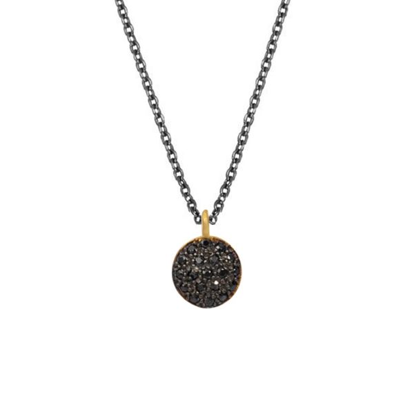 An einer feinen, schwarzen Gliederkette hängt ein runder, goldener Scheiben-Anhänger besetzt mit schwarzen Zirkonias. Das Schmuckstück wird in Athen von Krinaki Jewelry handgefertigt.