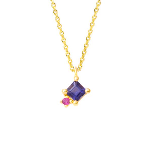 Die stilvolle goldene Gliederkette hat einen Anhänger aus zwei Quadraten. Die Öse des Anhängers  ist an einer Spitze des größeren Quadrats aus blauen Iolith. Das kleine Quadrat aus Rubin ist in der Mitte der linken unteren Seite des Größeren angebracht.