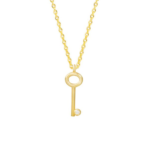 An einer feiner, goldenen Gliederkette hängt ein goldener Schlüssel. Der Schlüssel hat einen ovalen Kopf und einen kleinen Zirkonia als Bart. Die Öse setzt in der Mitte des Schlüsselkopfs an. Diese Halskette wird aus 14 kt Gold in Athen handgefertigt.