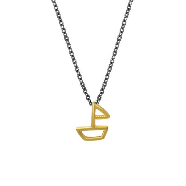 An einer feinen, schwarzen Gliederkette hängt ein verspieltes Segelboot aus 14 kt Gold. Das Boot ist als Kontur angelegt und im Stil einer klassischen Strichzeichnung gefertigt. Die Öse versteckt sich hinter dem Mast. In Athen handgefertigt.