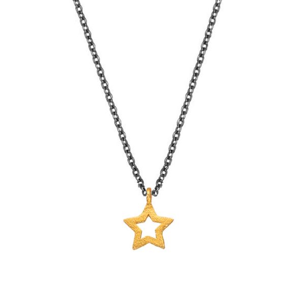 Diese schlichte Halskette von Krinaki Jewelry aus Schwarzem Silber hat eine goldenen, 5-zackigen Stern als Anhänger, wird in Athen aus 14 kt Gold handgefertigt. Der Anhänger ist symmetrisch und als Kontur angelegt.