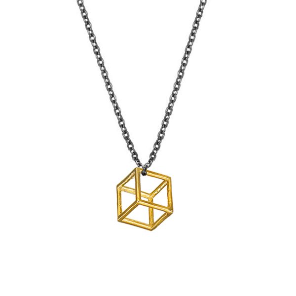 Die feine Gliederkette aus geschwärztem Silber trägt einen Würfel aus 14 kt Gold. Der Würfel besteht aus Golddraht, die die Kanten des Würfels bilden und ist freilaufend ohne Öse in die Kette eingehängt. Handgefertigt in Athen.