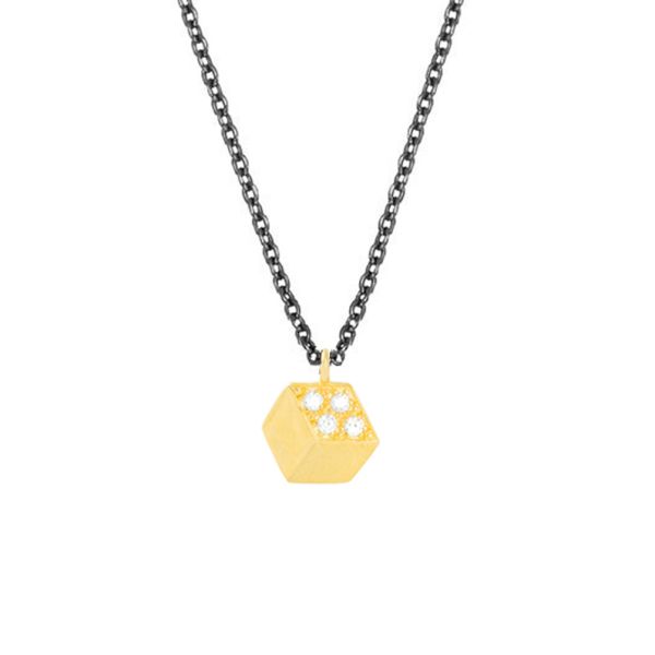 Diese Halskette ist aus geschwärztem Sterling-Silber und hat einen flachen Würfel-Anhänger aus 14 kt. Gold mit vier funkelnden Zirkonias als Ziffern in der oberen Ecke. Das Würfel-Design wirkt dreidimensional. Handgefertigt in Athen.