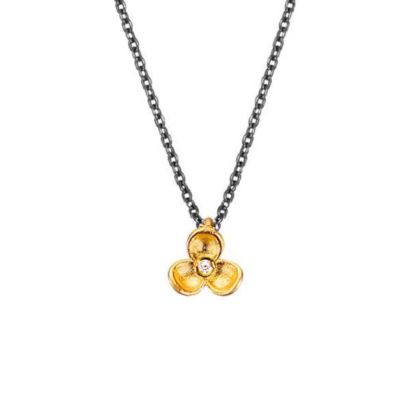 Diese feine Gliederkette aus geschwärztem Silber hat ein feine kleine, funkelnde Blume aus 14 kt Gold mit Zirkonia als Anhänger. Die Blume hat drei gleichmäßige, runde Blütenblätter, die in einem Zirkonia zusammenlaufen. In In Athen aus handgefertigt.