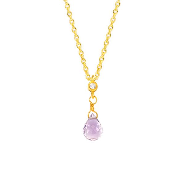 An einer feinen Gliederkette hängt ein Anhänger bestehend aus einem kleinen, runden, gefassten Zirkonia an dem ein violett-funkelnder Tropfen aus facettiertem Amethyst hängt. Die Öse des Anhängers läuft frei auf der Kette. Handgefertigt aus 14 kt Gold.