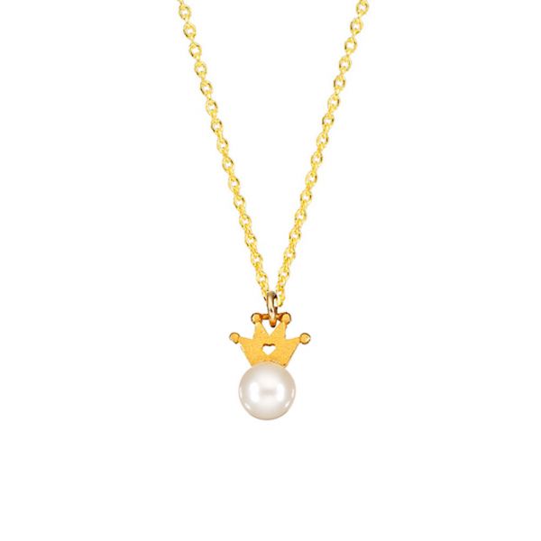 Die bezaubernde Gliederkette hat als Anhänger eine Perle, auf der eine goldene Krone mit vier Zacken sitzt. Die Zacken schließen mit kleinen Gold-Kügelchen und die Krone hat im Band eine kleine Aussparung in Herzform.