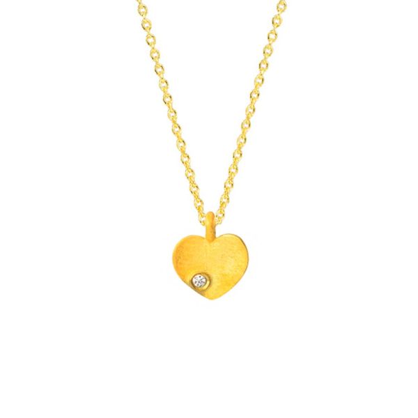 An einer feinen, goldenen Gliederkette hängt ein zauberhaftes, handgefertigtes Herz in klassischer Form mit einem funkelnden kleinen Diamant. Dieser sitzt leicht links von der Mitte im unteren Teil des Herzens. Der Anhänger hat eine zentrale Öse.