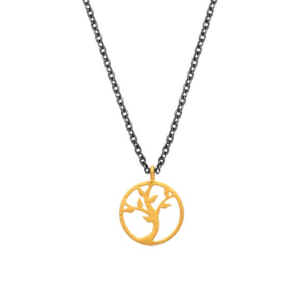 Diese feine Gliederkette von Krinaki Jewelry aus Schwarzem Silber hat einen fabelhaften, austreibenden Lebensbaum aus 14 kt Gold als Anhänger. Der filigrane, geschwungene Baum ist in einen goldenen Kreis eingearbeitet und wird in Athen handgefertigt.
