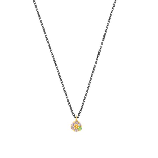 Die entzückende, goldene Halskette mit hinreißender Blüte aus funkelndem Iolith und Tsavorit wartet schon im Perlenmarkt OnlineShop auf Dich! Jetzt entdecken!