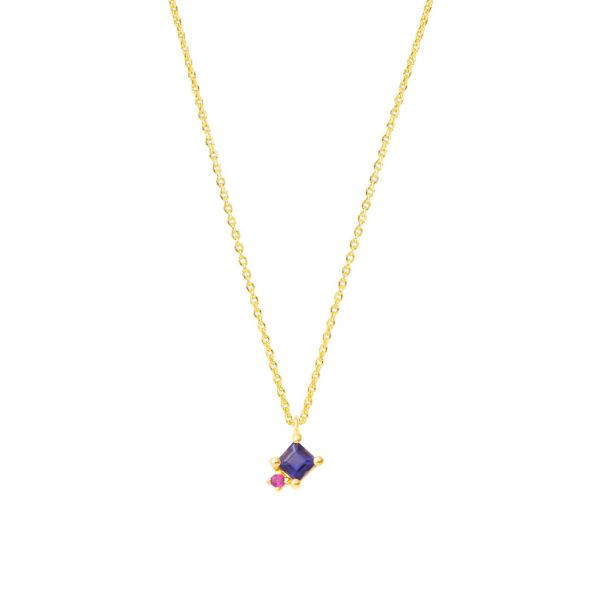 Die stilvolle goldene Halskette von Krinaki mit elegantem Quadraten aus Iolith und Rubin als Anhänger wartet schon im Perlenmarkt auf Dich! Jetzt entdecken!