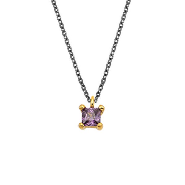 Die feine Gliederkette trägt einen violett-funkelndem Amethyst in facettiertem Quadratschliff und goldener Fassung mit vier gerundeten Krappen. Die Öse des Anhängers läuft frei auf der Kette. Handgefertigt aus 14 kt Gold und Sterling Silber in Athen.