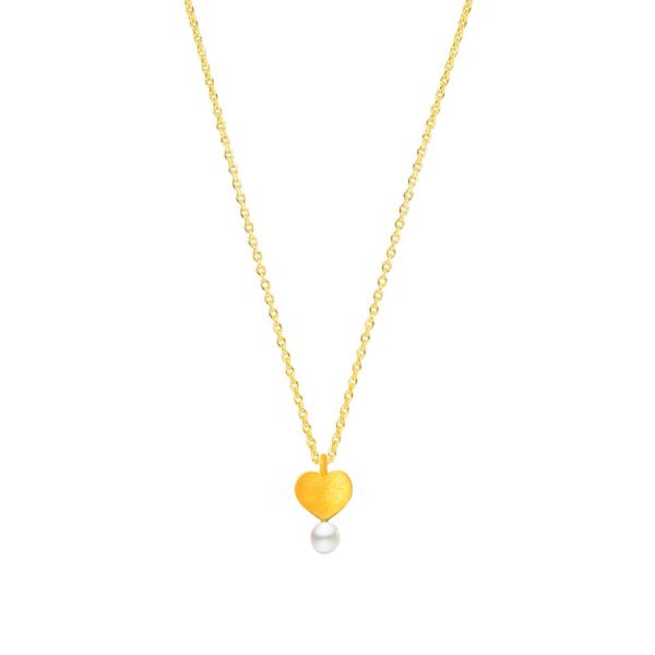 Die zauberhafte Halskette von Krinaki Jewelry hat ein goldenes Herz, eine schimmernde kleine Perle und wartet schon im Perlenmarkt OnlineShop auf Dich! Jetzt entdecken!