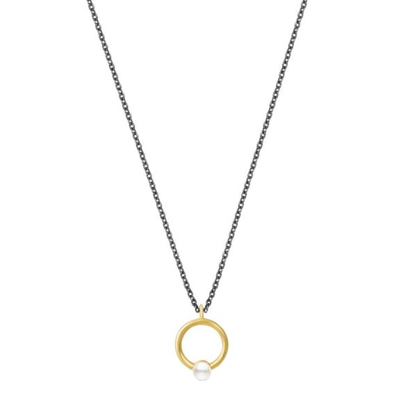 Die feine Gliederkette aus schwarzem Silber mit elegantem goldenem Kreis-Anhänger mit schimmernder Perle wartet schon im Perlenmarkt OnlineShop auf Dich!