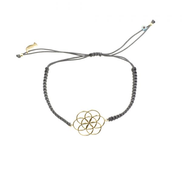 Reizendes Armband mit dunkelgrauem Stoff-Zug und wunderschönem, goldenem Ornament-Anhänger. Kurshuni Schmuck wird in Istanbul handgefertigt. Jetzt versandkostenfrei im Perlenmarkt OnlineShop bestellen!