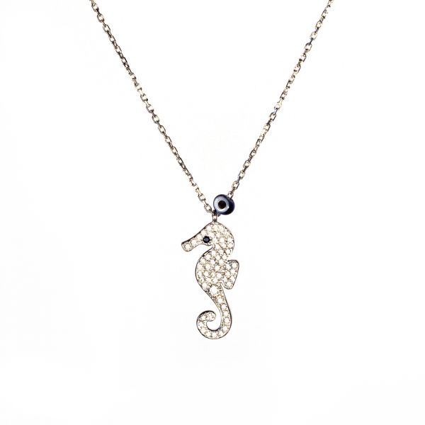 Bezaubernde Halskette mit glitzerndem Seepferdchen aus rhodiniertem, zirkonia-besetztem Sterling Silber. Kurshuni Schmuck wird in Istanbul handgefertigt. Jetzt versandkostenfrei im Perlenmarkt OnlineShop bestellen!