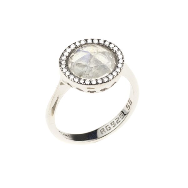Umwerfender Ring aus rhodiniertem Sterling Silber mit facettiertem Mondstein und umlaufenden Kreis aus leuchtenden Zirkonias. Kurshuni Schmuck wird in Istanbul handgefertigt: Jetzt versandkostenfrei im Perlenmarkt OnlineShop bestellen!