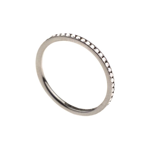 Zauberhaft eleganter Ring aus geschwärztem Silber mit umlaufenden, funkelnden Zirkonias. Kurshuni Schmuck wird in Istanbul handgefertigt: Jetzt versandkostenfrei im Perlenmarkt OnlineShop bestellen!