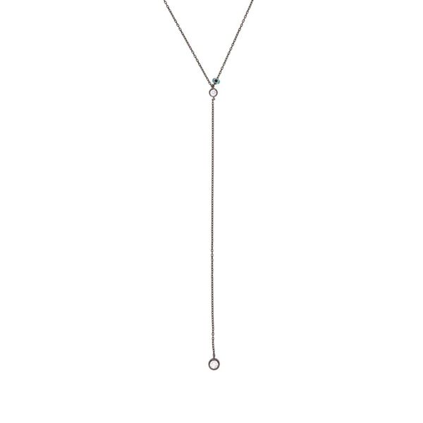 Die elegante Y-Halskette aus schwarz rhodiniertem Sterling Silber hat je einen kleinen, gefassten Zirkonia am Anfang und am Ende der Y-Verlängerung. Die Kette wird von Kurshuni in Istanbul handgefertigt.