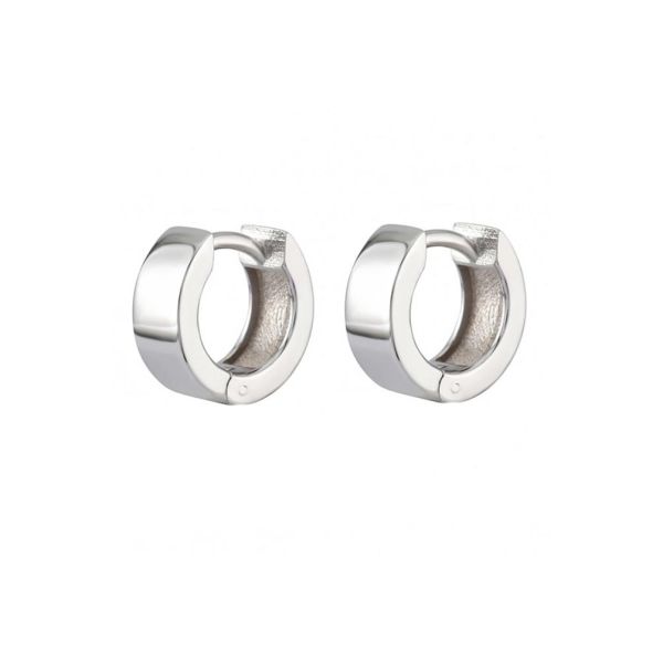 Diese klassischen, breiten Kreolen von Kurshuni werden in Istanbul aus rhodiniertem Sterling Silber handgefertigt. Die Kreolen haben eine Breite von 4 mm und können zum Öffnen und Schließen aufgeklappt werden.