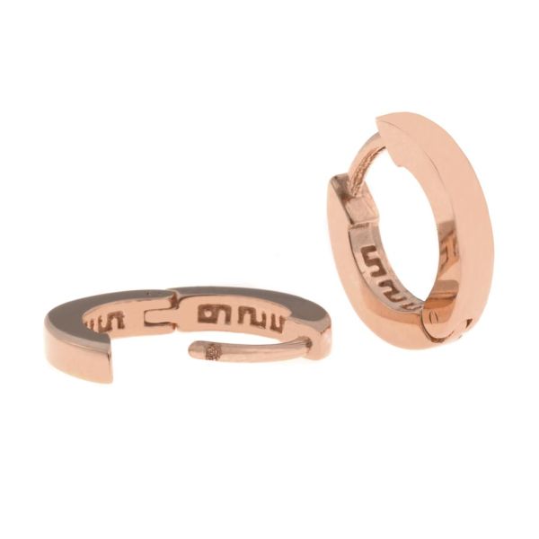 Diese klassischen, schmalen Kreolen von Kurshuni werden in Istanbul aus rosévergoldetem Sterling Silber handgefertigt. Die Kreolen haben eine Breite von 2 mm und können zum Öffnen und Schließen aufgeklappt werden.