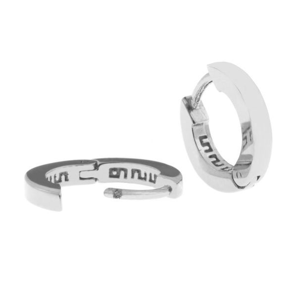 Diese klassischen, schmalen Kreolen von Kurshuni werden in Istanbul aus rhodiniertem Sterling Silber handgefertigt. Die Kreolen haben eine Breite von 2 mm und können zum Öffnen und Schließen aufgeklappt werden.