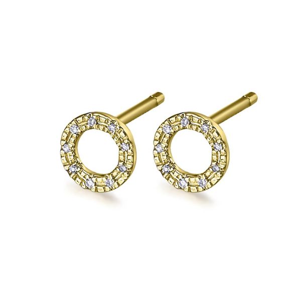 Die Ohrstecker in 18 kt Gold bestehen aus einem Kreis, der umlaufend mit neun kleinen Diamanten besetzt ist. In die Ohrringoberfläche sind kleinen Rechtecke in zwei konzentrischen Kreisen  gearbeitet. Handgefertigt in Spanien.