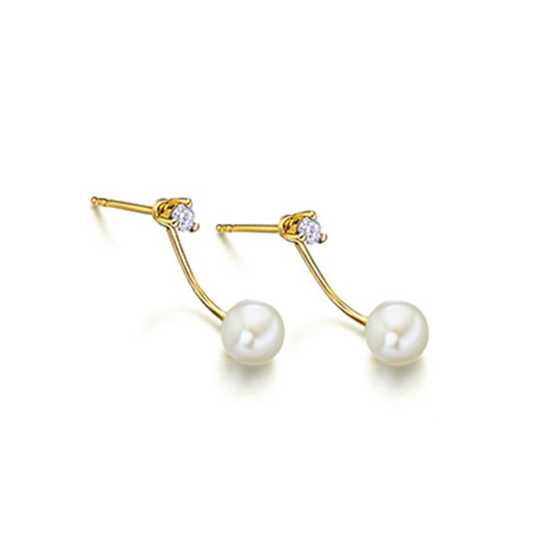 Die Ohrringe aus 18kt Gold sind eine Kombination aus Diamant-Ohrsteckern und Perlenanhängern, die auf die Rückseite des Ohrs auf den Stift gehängt werden. Dadurch entsteht der Eindruck von unter dem Ohr schwebenden Perlen.