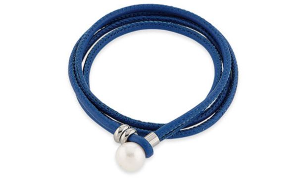 Geniales, zwei-reihiges Lederarmband von Alraune in Blau mit Süßwasser-Perle! Aus Leder mit Verschluss aus Edelstahl und Zucht-Perle mit Durchmesser 9,5 mm. Länge des Lederarmbands: 19 cm. Jetzt versandkostenfrei im Perlenmarkt OnlineShop bestellen!