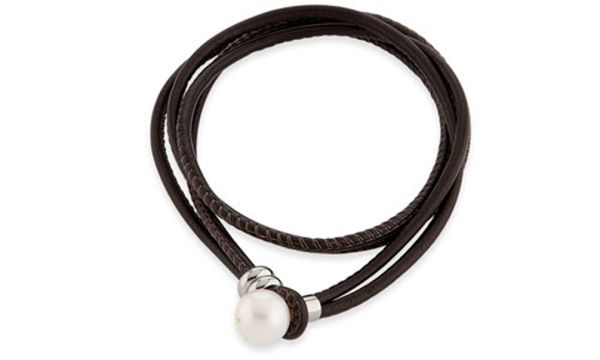 Geniales, zwei-reihiges Lederarmband in Dunkelbraun mit Süßwasser-Perle. Aus Leder mit Verschluss aus Edelstahl und Zucht-Perle mit Durchmesser 9,5 mm. Jetzt versandkostenfrei im Perlenmarkt OnlineShop bestellen!