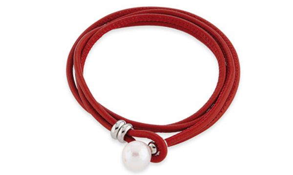 Geniales, zwei-reihiges Lederarmband in Rot mit Süßwasser-Perle! Aus Leder mit Verschluss aus Edelstahl und Zucht-Perle mit Durchmesser 9,5 mm. Länge des Lederarmbands: 19 cm. Jetzt versandkostenfrei im Perlenmarkt OnlineShop bestellen!