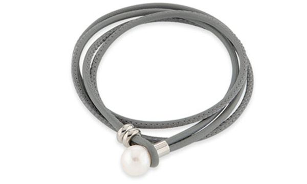 Geniales, zwei-reihiges Lederarmband von Alraune in Steelgray mit Süßwasser-Perle. Aus Leder mit Verschluss aus Edelstahl und Zucht-Perle. Länge des Lederarmbands: 19 cm. Jetzt versandkostenfrei im Perlenmarkt OnlineShop bestellen!