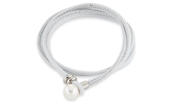 Geniales, zwei-reihiges Lederarmband in Weiß mit Süßwasser-Perle! Die Alraune Pearl Armbänder jetzt versandkostenfrei im Perlenmarkt OnlineShop bestellen!