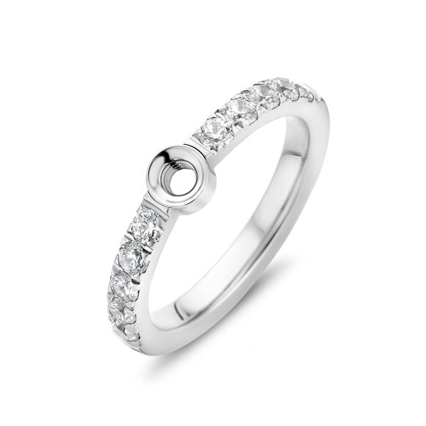 Funkelnder MelanO Ring aus Edelstahl mit kleinen Zirkonias für alle Twisted Ringaufsätze. Der Ring kann einzeln und in Kombination mit weiteren Twisted und Friends Ringen getragen werden. Jetzt versandkostenfrei im Perlenmarkt OnlineShop bestellen!