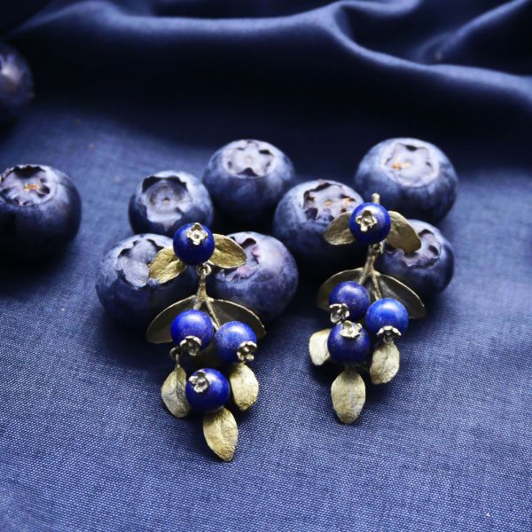 Bezaubernde Ohrstecker mit Blaubeeren aus handpatinierter Bronze mit dunkelblauem Aventurin. Michael Michaud Schmuck wird in New York handgefertigt. Jetzt versandkostenfrei im Perlenmarkt OnlineShop bestellen!