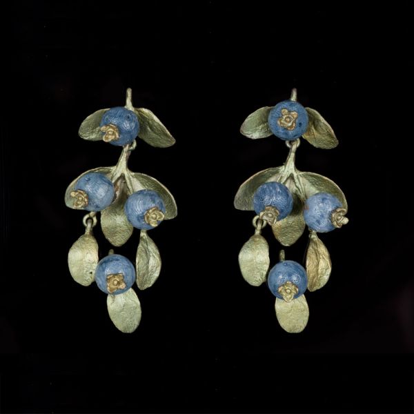 Bezaubernde Ohrringe mit Blaubeeren aus handpatinierter Bronze mit dunkelblauem Aventurin. Michael Michaud Schmuck wird aus Bronze, Natursteinen und Sterling Silber handgefertigt. Jetzt versandkostenfrei im Perlenmarkt OnlineShop bestellen!