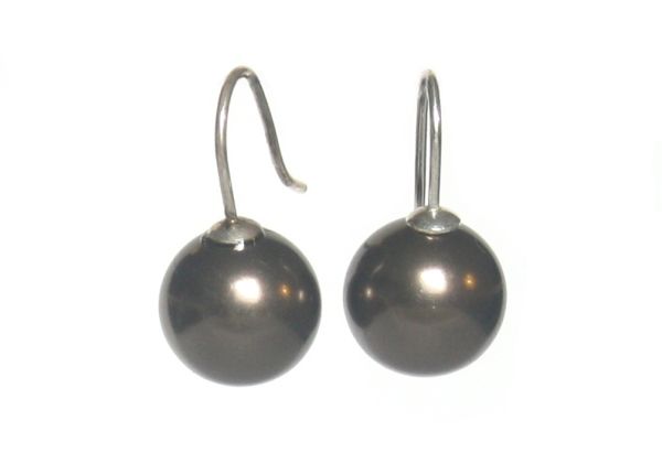 Diese wunderschönen und eleganten Ohrringe sind der Klassiker in unserem OnlineShop, gefertigt im Perlenmarkt: Der geschwungene Bügel zum Einhängen ist aus 925 Sterling Silber und endet jeweils in einer halb-gebohrten, braunen Swarovski® Perle aus Glas.