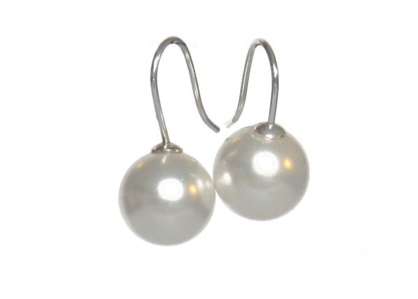 Diese wunderschönen und eleganten Ohrringe sind der Klassiker in unserem OnlineShop, gefertigt im Perlenmarkt: Der geschwungene Ohr-Bügel ist aus Sterling Silber und endet jeweils in einer halb-gebohrten, weißen Swarovski® Perle aus Glas.