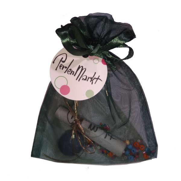 Der Gutschein über 50 € wird gerollt und bekommt dann ein hübsches Schleifchen. Ab in kleines Organza-Schmucksäckchen in bunten Farben, zwei bis drei Löffel Perlen dazu, rundes Perlenmarkt Schildchen dran, fertig!