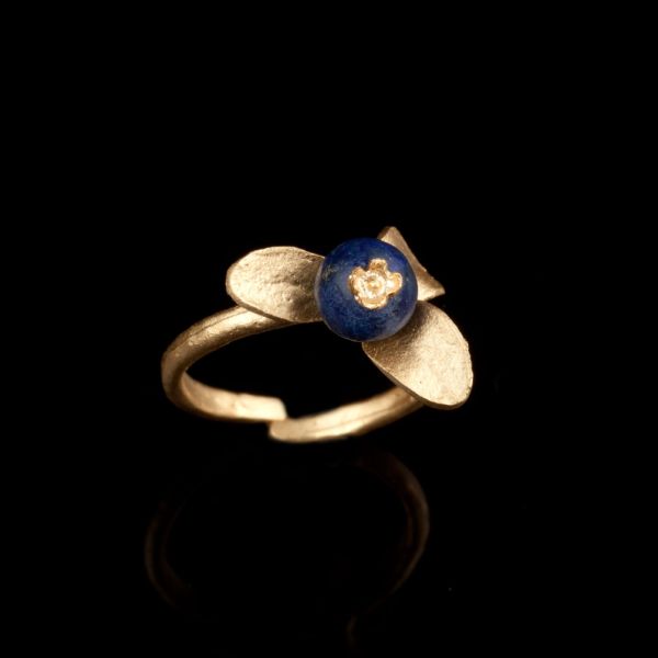 Dieser fantastische Ring hat eine einzelne Blaubeere aus dunkelblauem Aventurin mit Blättern aus vergoldeter, handpatinierter Bronze als Aufsatz. Jedes der drei Blätter entsteht aus dem Abdruck eines Heidelbeerblatts. Handgefertigt in New York.