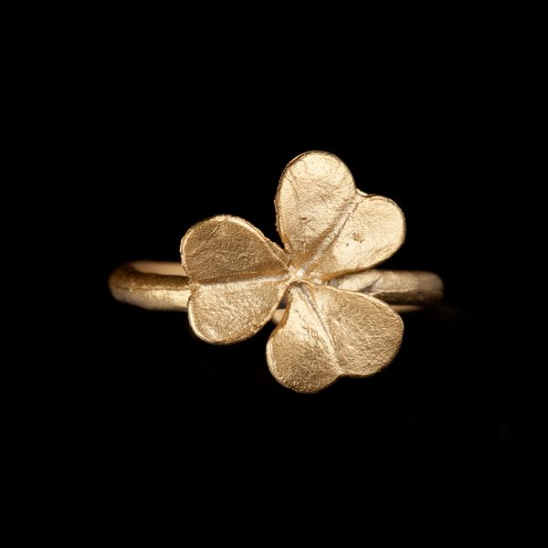Der zauberhafte Michael Michaud Ring mit entzückendem Kleeblatt aus vergoldeter, handpatinierter Bronze wartet schon im Perlenmarkt OnlineShop auf Dich! Jetzt Entdecken!