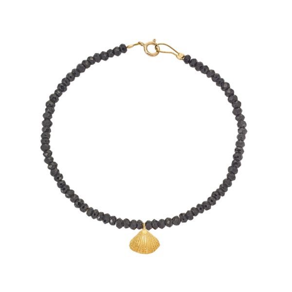 An diesem wundervollen Armband aus schwarzen Spinell-Perlen hängt eine wunderschöne, fantastisch gearbeitete Jakobsmuschel als Anhänger. Natürlich in Athen handgefertigt von Krinaki Jewelry.