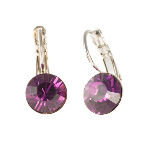 Diese bezaubernden kleinen Ohrringe werden bei uns im Perlenmarkt hergestellt. Die geschliffenen, amethystfarben funkelnden Swarovski® Strass-Steine sitzen am unteren Ende einer feinen, leicht geschwungenen Klappbrisur aus Weißbronze (silberne Farbe).